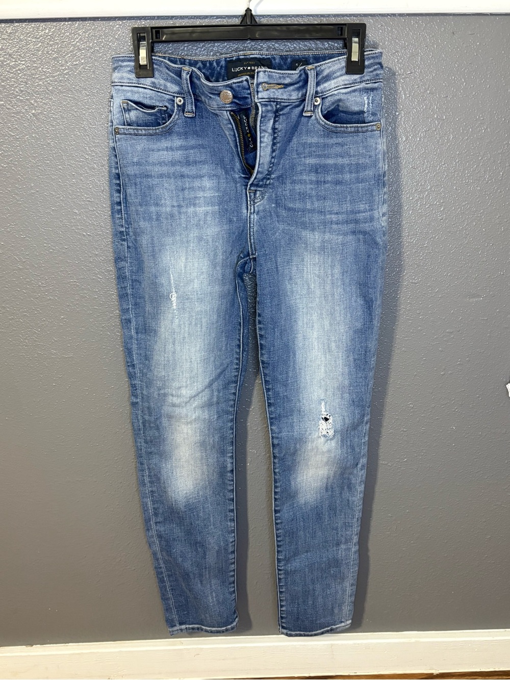 Lucky Brand Women's Distressed Blue Jeans size 4/27 (SKU 254)